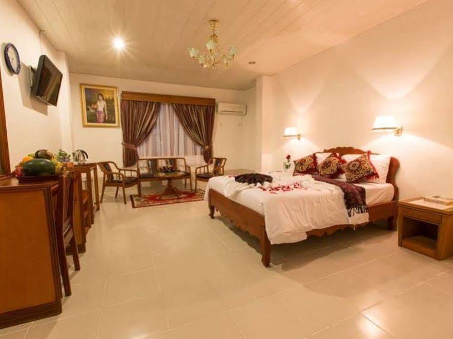 Asia Hotel Phnom Penh Exteriör bild